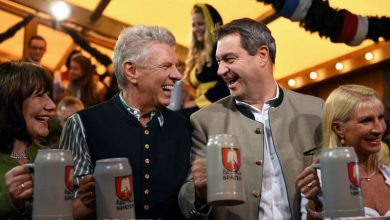 Photo of Festivalul anual Oktoberfest și-a deschis porțile. Cine a băut prima halbă de bere? 