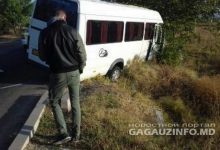 Photo of foto, video | Un microbuz de pe ruta Cahul-Soroca a ajuns într-un șanț. Șoferul s-ar fi luat la harță cu un alt conducător auto