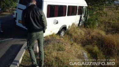Photo of foto, video | Un microbuz de pe ruta Cahul-Soroca a ajuns într-un șanț. Șoferul s-ar fi luat la harță cu un alt conducător auto