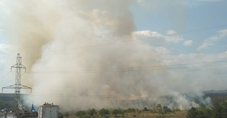 Photo of foto, video | Incendiu de vegetație în apropierea caselor de la Dumbrava. Două autospeciale luptă cu focul