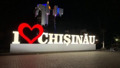 Photo of foto | O nouă instalație urbană topește inimele orășenilor și turiștilor. Unde se află inscripția „Eu iubesc Chișinăul”?