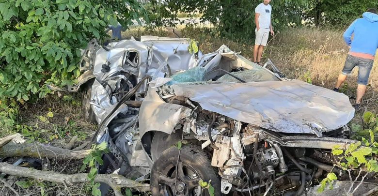 Photo of foto | Un morman de fiare pe traseul Chișinău-Bălți. O mașină, făcută zob în urma unui grav accident rutier