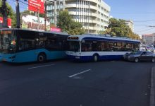 Photo of foto | Un autobuz și un troleibuz s-ar fi tamponat în centrul capitalei. În zonă s-au format ambuteiaje