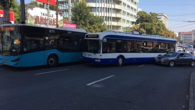 Photo of foto | Un autobuz și un troleibuz s-ar fi tamponat în centrul capitalei. În zonă s-au format ambuteiaje