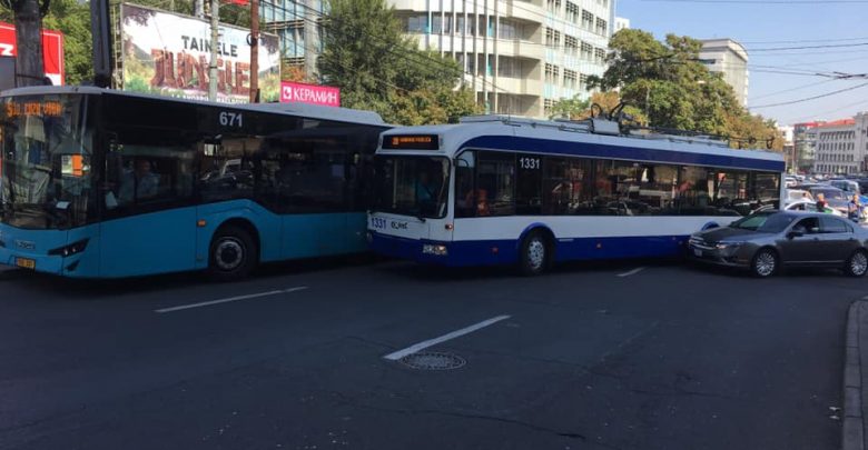 Photo of foto | Un autobuz și un troleibuz s-ar fi tamponat în centrul capitalei. În zonă s-au format ambuteiaje