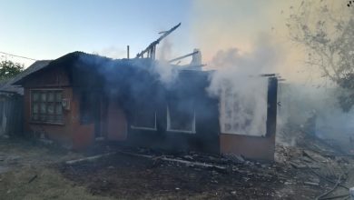 Photo of foto | Flăcărie au distrus aseară casa unei familii din Sadova: Salvatorii au evacuat 2 butelii de gaz din încăpere