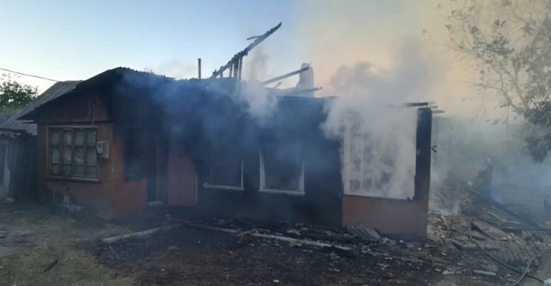 Photo of foto | Flăcărie au distrus aseară casa unei familii din Sadova: Salvatorii au evacuat 2 butelii de gaz din încăpere