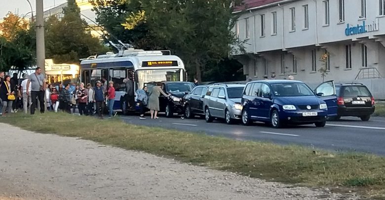 Photo of video | Cinci mașini și un troleibuz s-au ciocnit în lanț pe strada Miorița. O persoană a avut nevoie de îngrijiri medicale