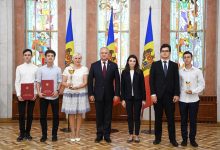 Photo of foto | Elevii moldoveni, premiați la Olimpiada Megapolis de la Moscova. Tinerii au primit de la Igor Dodon „Meritul Civic” și Diplome de Onoare