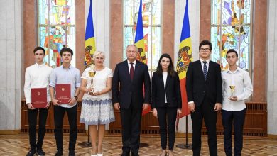 Photo of foto | Elevii moldoveni, premiați la Olimpiada Megapolis de la Moscova. Tinerii au primit de la Igor Dodon „Meritul Civic” și Diplome de Onoare