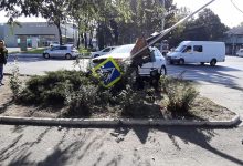 Photo of foto | Două mașini s-au ciocnit la Buiucani. Unul dintre vehicule a doborât un semnafor