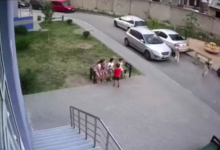 Photo of video | O fetiță, lovită de o mașină chiar lângă terenul de joacă din sectorul Buiucani: Șoferița ar fi plecat înainte de sosirea poliției