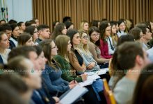 Photo of „Boboceii” din colegii, școli profesionale și centre de excelență pot obține burse în valoare de 12.000 de lei. Condițiile programului