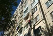 Photo of video | Un apartament din Bălți, cuprins de flăcări. La fața locului au intervenit pompierii