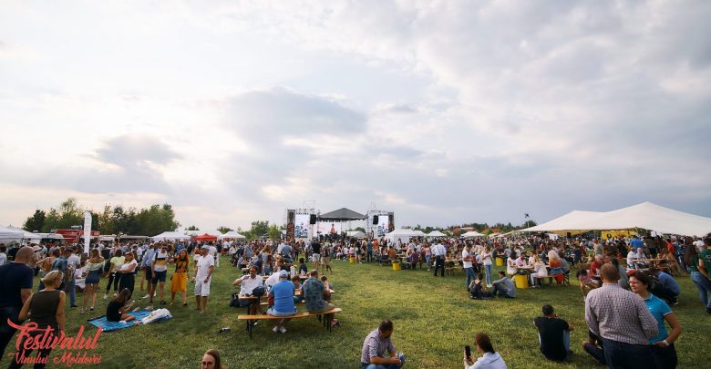 Photo of foto | Peste 200 de băuturi, 8 concerte și un covor tradițional de dimensiuni record. Un festival dedicat vinurilor moldovenești i-a cucerit pe români