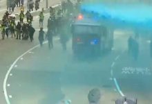 Photo of video | Protestele din Hong Kong, tot mai violente. Manifestanții au aruncat cu pietre și bombe artizanale, iar polițiștii au folosit gaze iritante