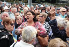 Photo of foto, video | Susținătorii Partidului ȘOR protestează împotriva reținerii Marinei Tauber și a Reghinei Apostolova: Sunt niște doamne onorabile