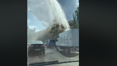 Photo of video | „Gheizer” pe strada Albișoara: Un șuvoi de apă s-a ridicat la câțiva metri înălțime