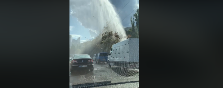 Photo of video | „Gheizer” pe strada Albișoara: Un șuvoi de apă s-a ridicat la câțiva metri înălțime