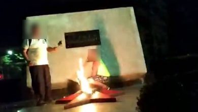 Photo of video | „Doar nu vei mânca crud”: Doi bărbați, surprinși cum prăjesc carne la Focul Veșnic din Bălți