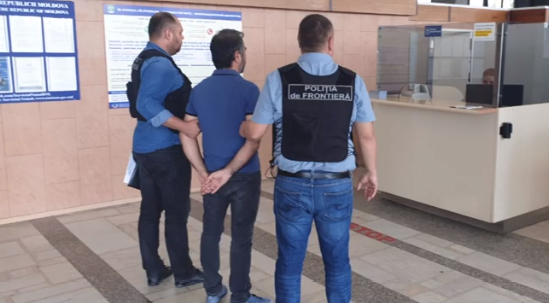 Photo of video | Un cetățean turc, extrădat din Moldova în România: Bărbatul era căutat de Interpol