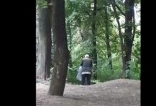 Photo of video | A strâns gunoiul din parc, dar nu ar fi ajuns la tomberon: O persoană, surprinsă cum deșartă un sac de mizerie în scuarul Butoiaș