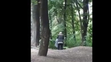 Photo of video | A strâns gunoiul din parc, dar nu ar fi ajuns la tomberon: O persoană, surprinsă cum deșartă un sac de mizerie în scuarul Butoiaș