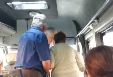 Photo of video | Scandal într-un maxi-taxi din capitală: Doi bătrâni au înjurat șoferul pentru că nu le-a permis să circule cu bagaj