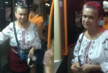Photo of De Ziua Limbii Române, o taxatoare a surprins plăcut călătorii unui troleibuz – a colectat banii, fiind îmbrăcată în ie