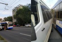 Photo of foto | Nu au putut împărți drumul? Un troleibuz și un microbuz de rută s-au ciocnit lângă Compexul Memorial Eternitate