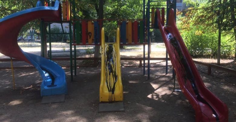 Photo of foto | Se face sau nu, oricum se distruge: Un teren de joacă pentru copii din sectorul Râșcani, stropit cu ulei de mașină