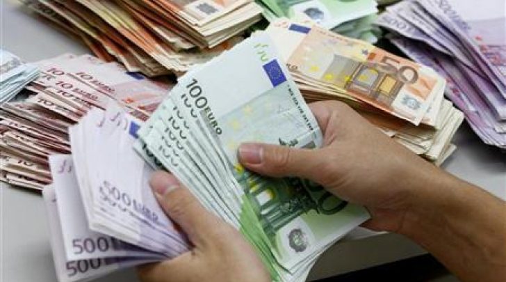 Photo of Două profesoare ar fi pretins bani de la studenți pentru a le mări notele: Circa 16.000 de euro, găsiți la domiciliile suspectelor