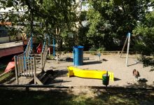 Photo of Mai mulți copii care locuiesc pe strada Studenților rămân fără teren de joacă. Mai multe femei s-ar fi plâns Preturii că picii fac gălăgie