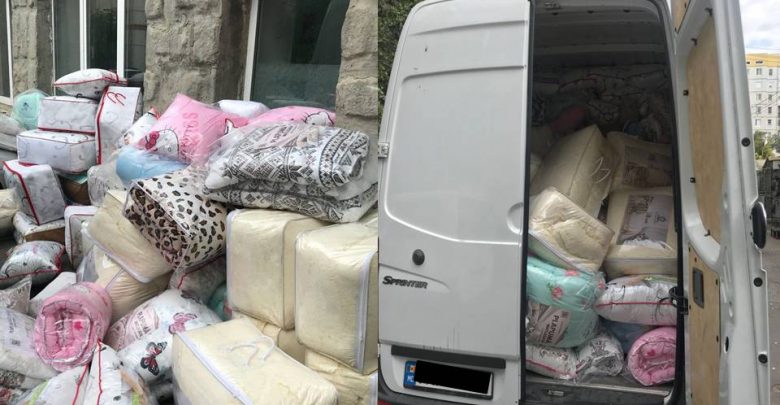 Photo of video | Vindea lenjerie de pat, dar nu ar fi avut acte de proveniență: Polițiștii au ridicat marfă în valoare de 25.000 de lei de la un depozit improvizat