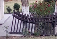 Photo of video | Un tânăr de 20 de ani, aflat în stare de ebrietate, ar fi rupt gardul de metal al unei biserici din Chișinău