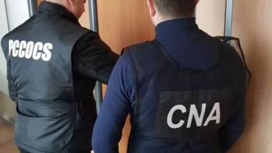 Photo of Descinderi la INI. Doi ofițeri de investigație, reținuți pentru că ar fi luat aproape 15.000 de euro mită