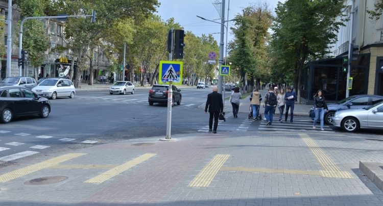 Photo of foto | Persoanele cu deficiențe de vedere vor traversa strada în siguranța: În centrul capitalei a apărut pavaj tactil