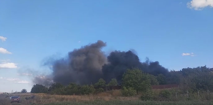 Photo of video | Incendiu la un depozit din Cojușna. Trei autospeciale s-au deplasat la fața locului