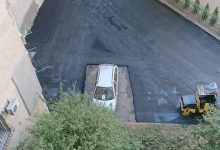 Photo of foto | Au reparat, dar nu tot. Muncitorii care asfaltau o curte de str. Albișoara au înconjurat un automobil