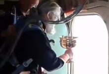 Photo of video | Soluția preoților ruși pentru problema beției: Slujitorii au urcat într-un avion și au stropit de la înălțime oamenii cu agheasmă