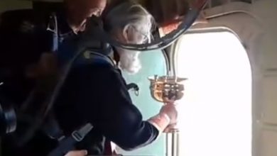 Photo of video | Soluția preoților ruși pentru problema beției: Slujitorii au urcat într-un avion și au stropit de la înălțime oamenii cu agheasmă