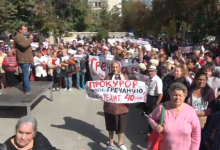 Photo of video | Susținătorii Partidului ȘOR, adunați în fața Curții de Apel pentru a le susține pe Tauber și Apostolova: Victorie!