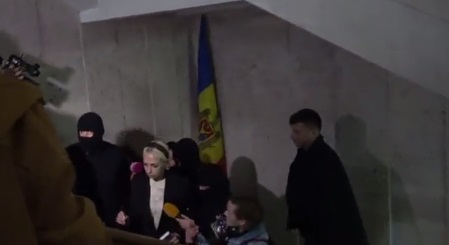 Photo of video | Momentul în care Marina Tauber este escortată la judecătorie: „Sper că o să fie o decizie corectă”