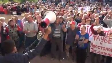 Photo of video | „Au fost reținute mișelește”: Mai mulți susținători ai partidului ȘOR protestează în fața judecătoriei Chișinău