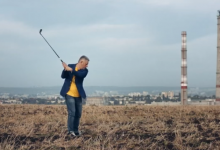 Photo of video | A zâmbit și a lovit cu crosa de golf în problemele Chișinăului: Dumitru Țîra și-a lansat spotul electoral