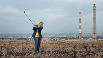 Photo of video | A zâmbit și a lovit cu crosa de golf în problemele Chișinăului: Dumitru Țîra și-a lansat spotul electoral