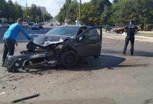 Photo of foto, video | Două mașini s-au ciocnit la Botanica. Unul dintre șoferi a fost transportat la spital