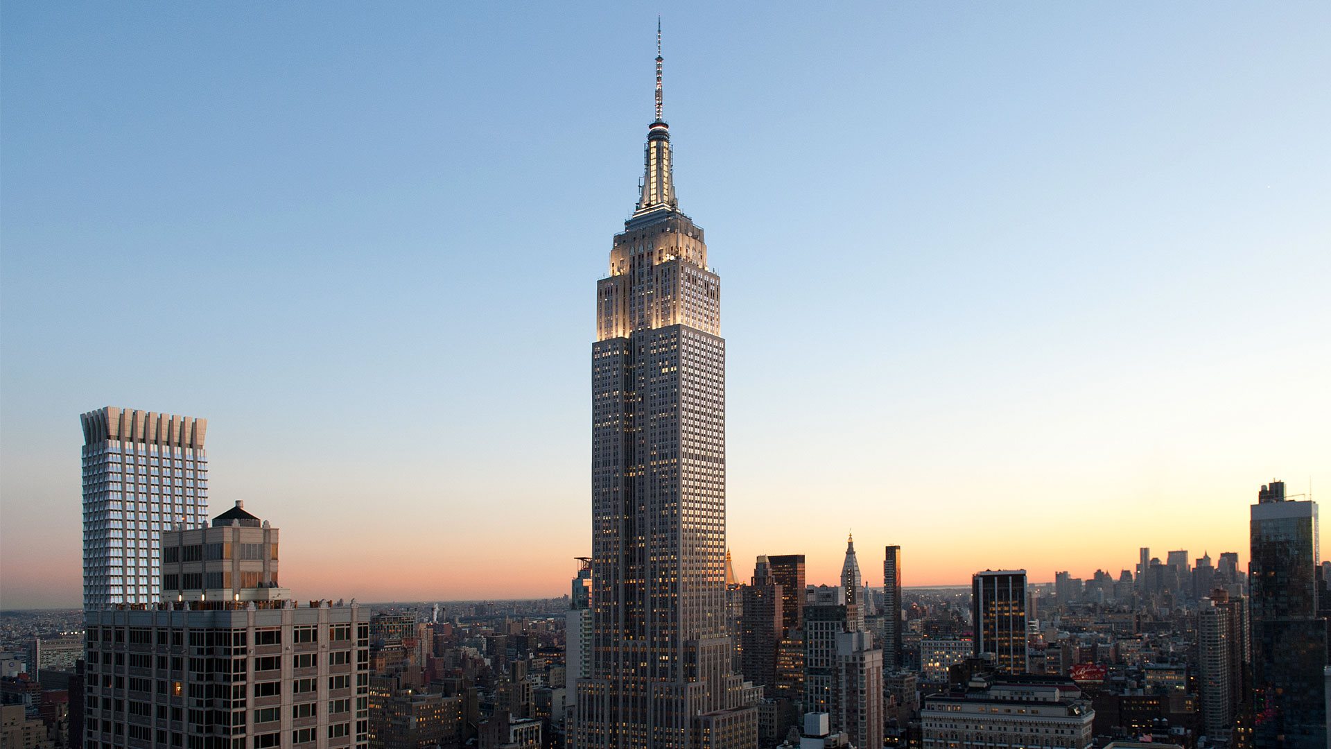 foto Empire State Building din New York se redeschide după 10 luni