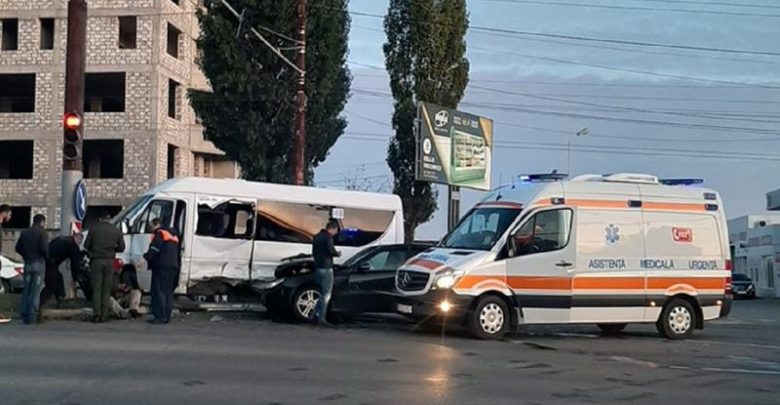 Photo of foto | Un microbuz de rută din capitală a fost implicat într-un accident grav. Sunt răniți