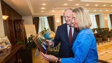 Photo of foto | I-a arătat fotografii cu familia și i-a promis o distincție de stat. Igor Dodon a avut o întrevedere cu Federica Mogherini